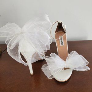 Steve Madden white sandal heel with asymetrical bows